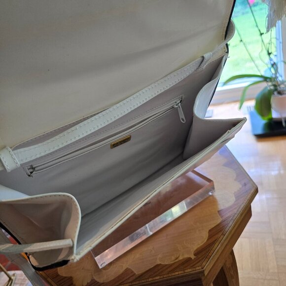 Holt Renfrew - Vintage White & Black Leather Crossbody Purse with Bow Detail​ - Picture 9 of 15